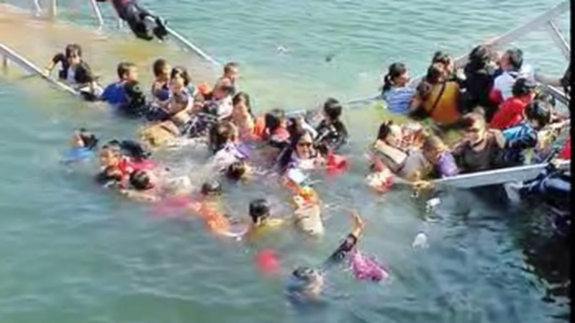Imagini INCREDIBILE. Un pod s-a PRĂBUŞIT cu zeci de oameni pe el VIDEO