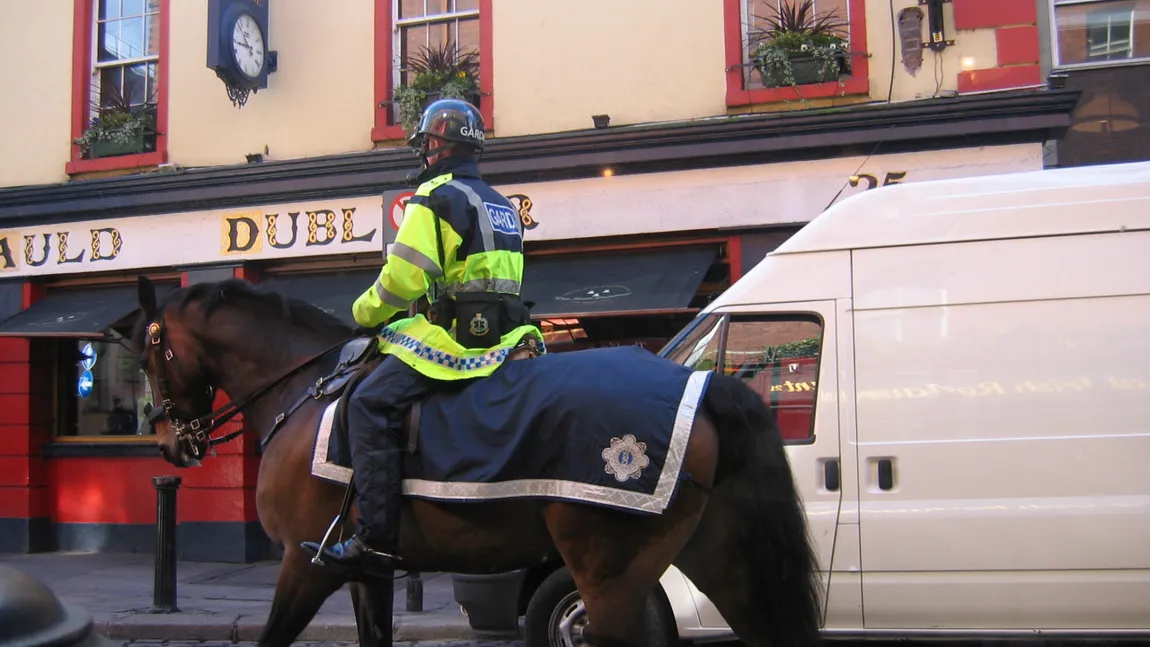 POVESTE LA INDIGO. Fetiţă blondă cu ochii albaştri, găsită de poliţie la o familie de romi ROMÂNI din Dublin