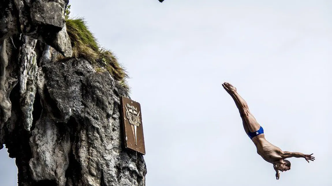 Sportul la rang de artă: IMAGINI SPECTACULOASE de la campionatul anual de SĂRITURI de pe STÂNCI FOTO