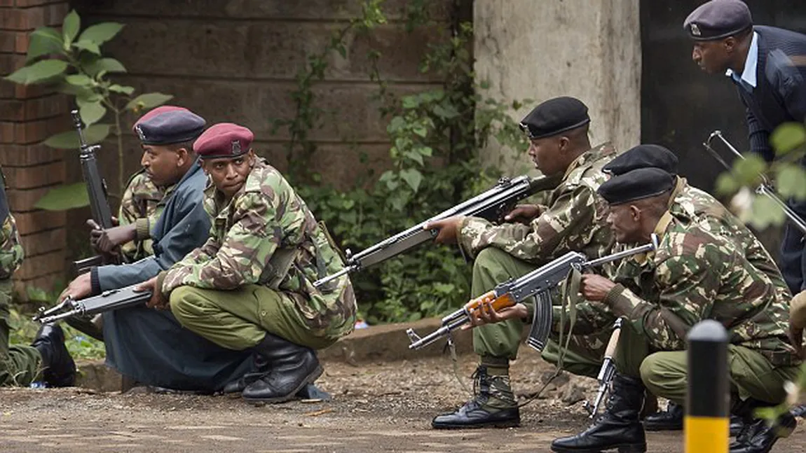 O înregistrare video a camerelor de supraveghere arată cum furau soldaţii kenyeni din mall-ul din Nairobi