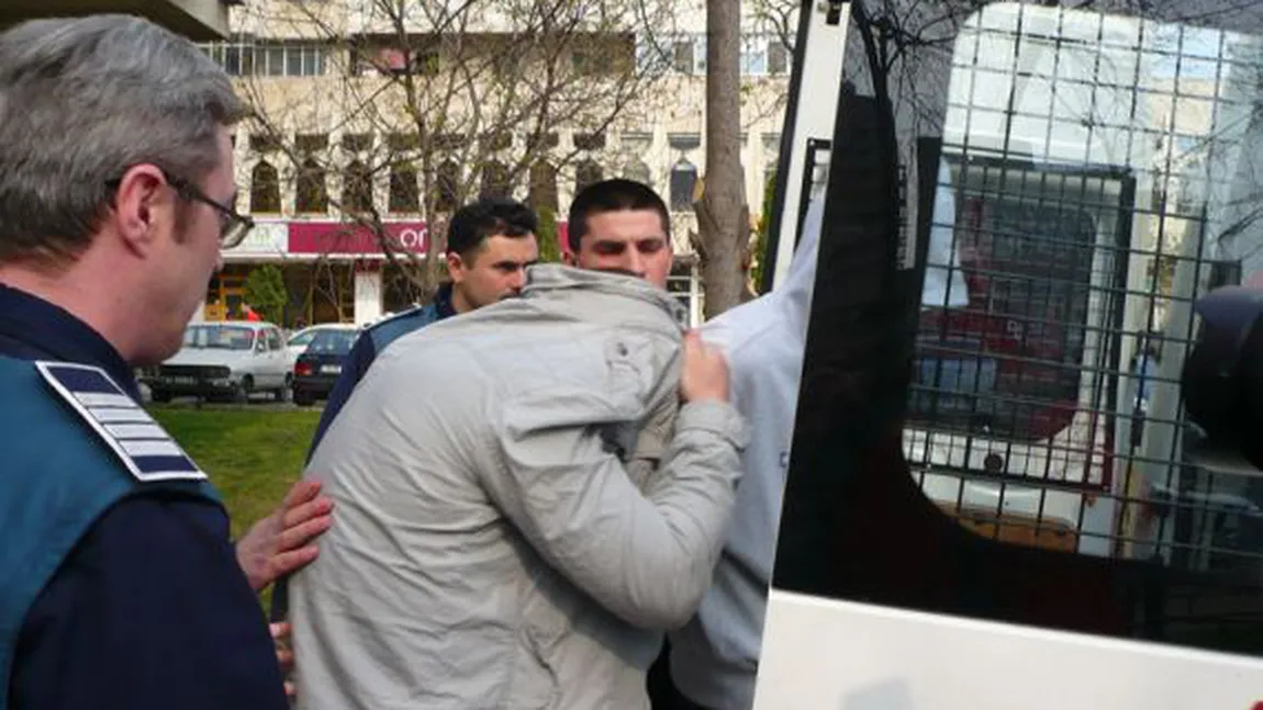 Taximetriştii care păcăleau şi tâlhăreau turişti străini pe aeroportul Otopeni, arestaţi preventiv
