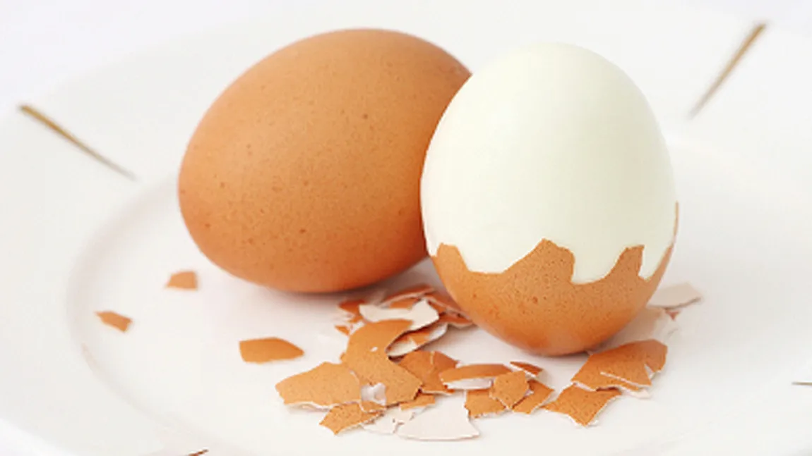 Fă-ţi viaţa mai uşoară: Cum decojeşti un ou fiert în doar câteva secunde VIDEO