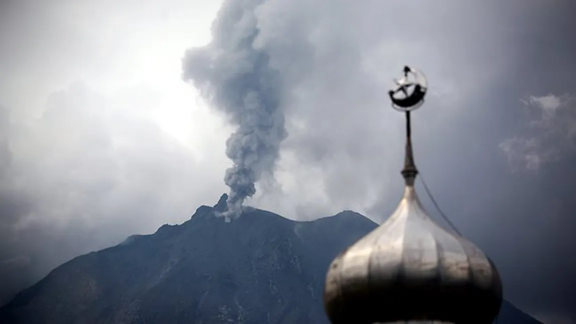 Erupţie spectaculoasă a vulcanului Sinabung din Indonezia FOTO