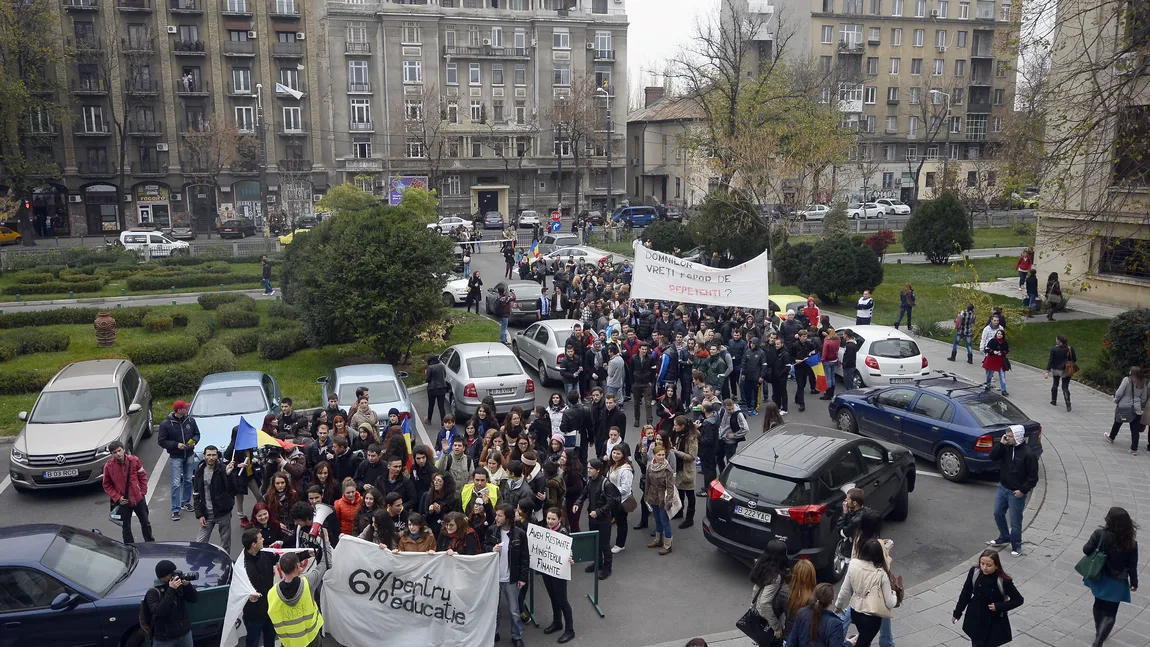 PROTESTE ale STUDENŢILOR în Bucureşti şi alte oraşe ale ţării