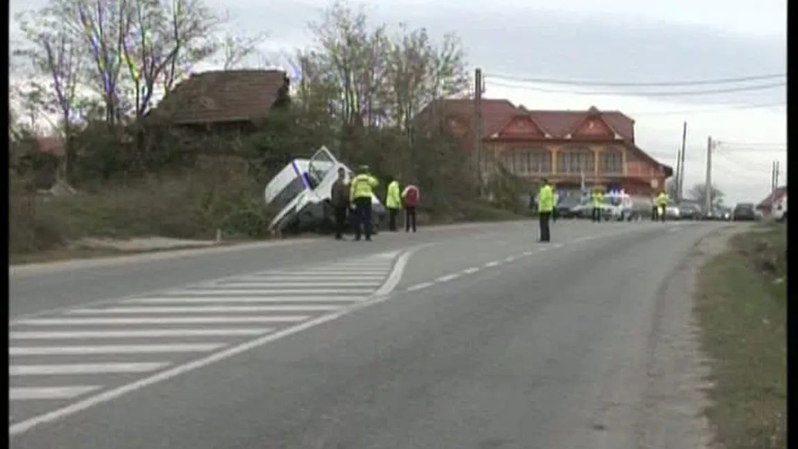 Un microbuz cu 22 pasageri s-a RĂSTURNAT în Gorj. Cinci persoane au ajuns la spital