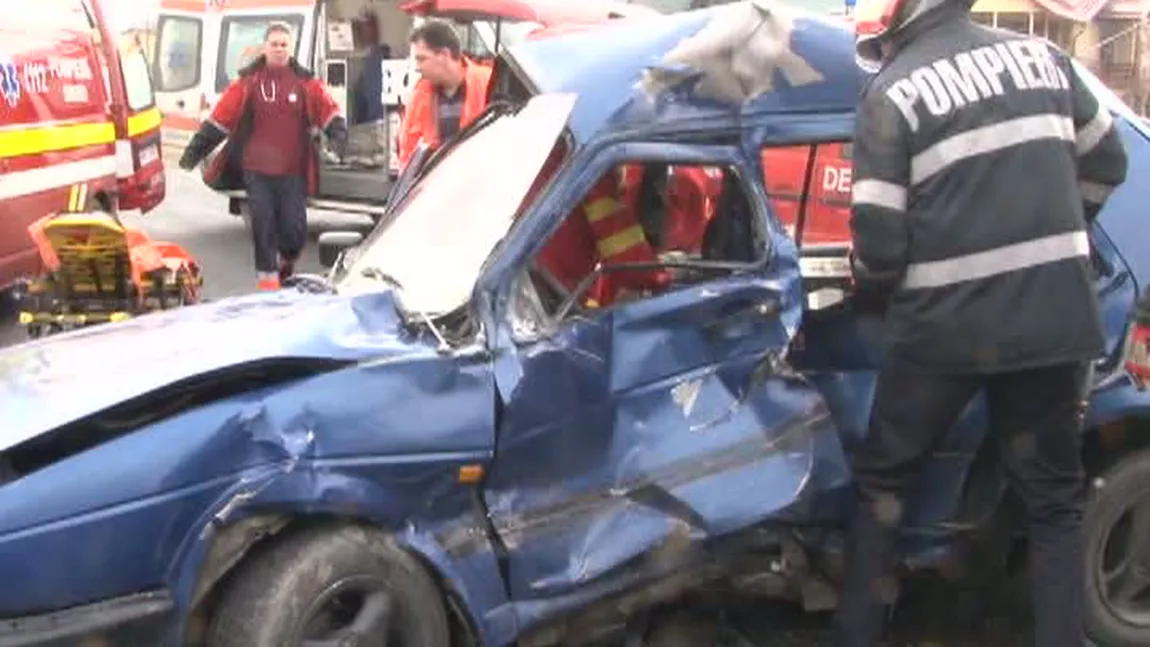 Accident pe calea ferată. O maşină a fost lovită de un tren VIDEO