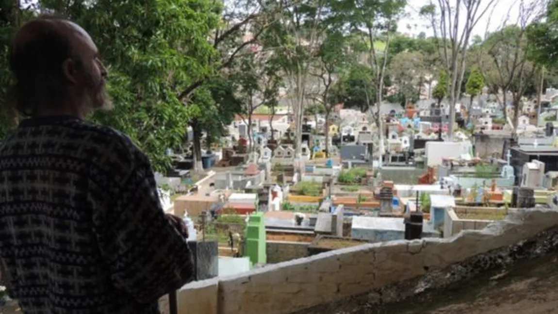 Trista poveste a bărbatului care DOARME cu MORŢII: Îmi este mai frică de cei vii decât de cei decedaţi FOTO