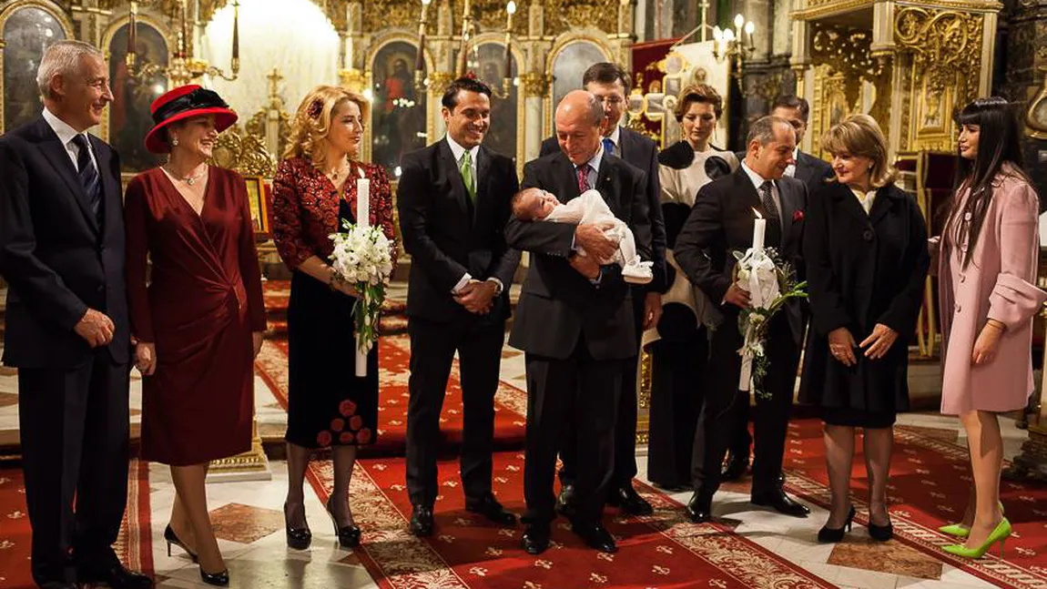 Preşedintele Băsescu a dat publicităţii imagini de la botezul nepoatei Sofia FOTO