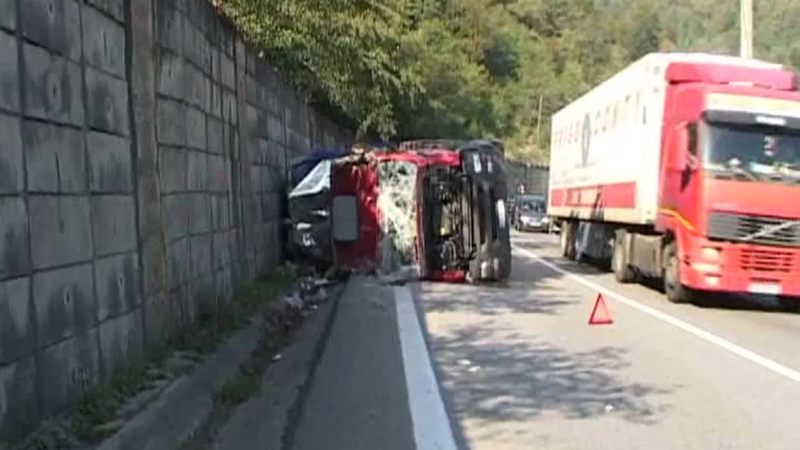 Un camion care transporta documente ale Poliţiei s-a răsturnat în Vâlcea VIDEO