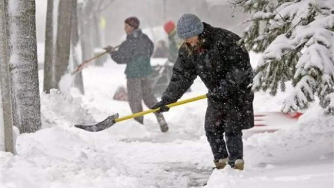 Avertizare meteo: Vremea se răceşte accentuat şi va ninge. Cum s-au pregătit autorităţile pentru iarnă