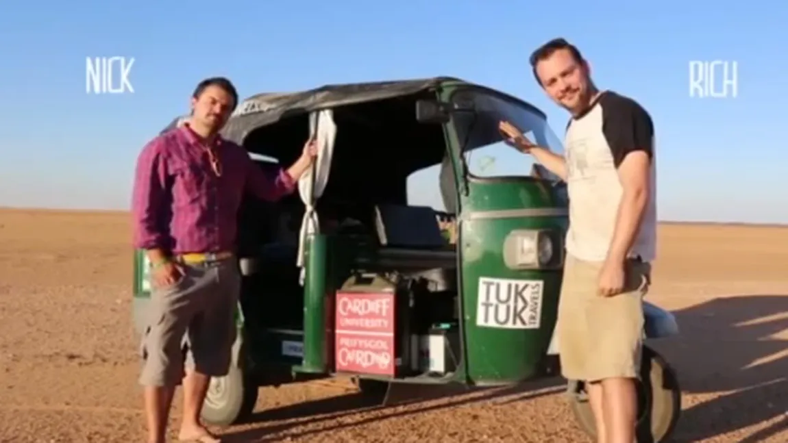 Doi profesori fac înconjurul lumii într-o ricşă VIDEO