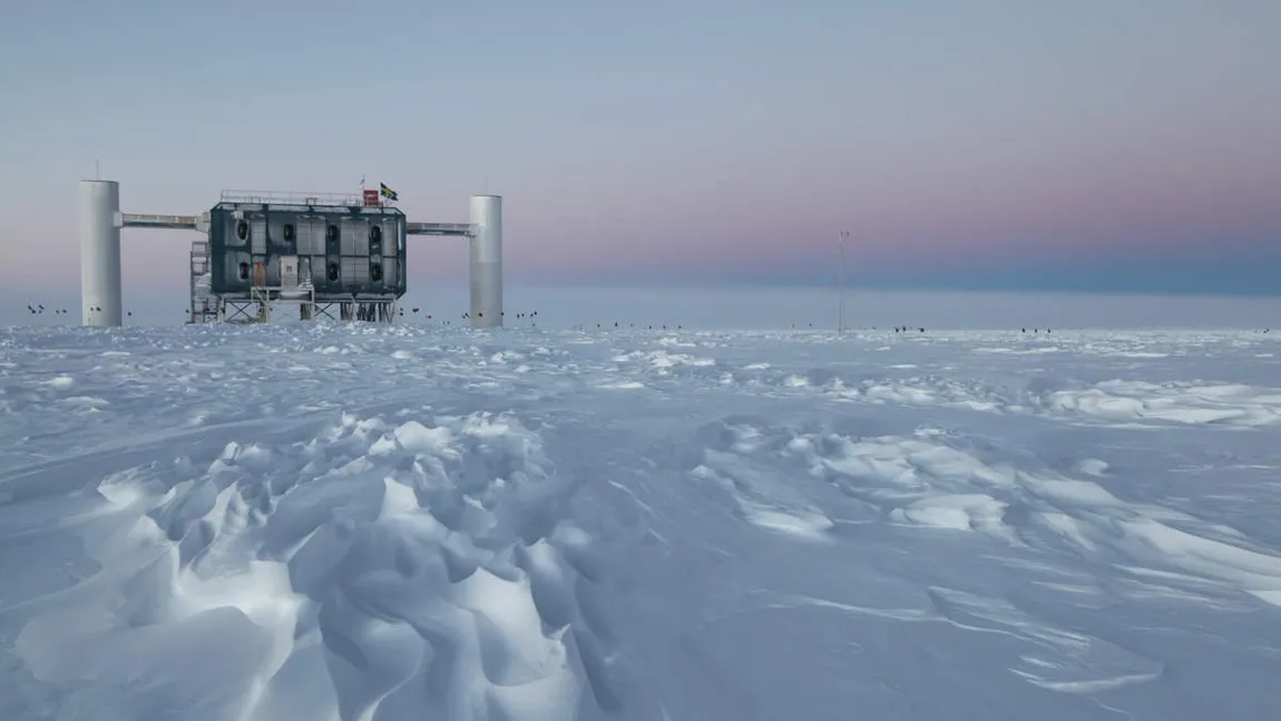 Particule cosmice ultraenergetice, captate sub gheţurile antarctice