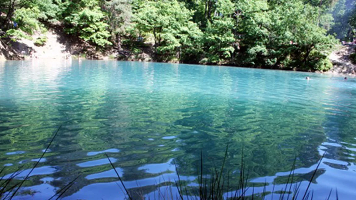 Minunea din Maramureş: Lacul care îşi schimbă culoarea