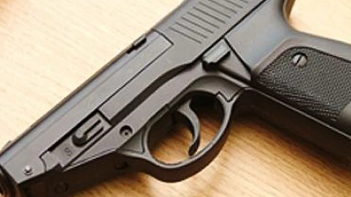 Pistolul directorului unei companii din Braşov, furat de hoţi
