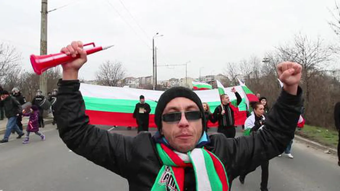 Bulgaria: Zeci de mii de persoane au participat la mitinguri în favoarea şi contra Guvernului