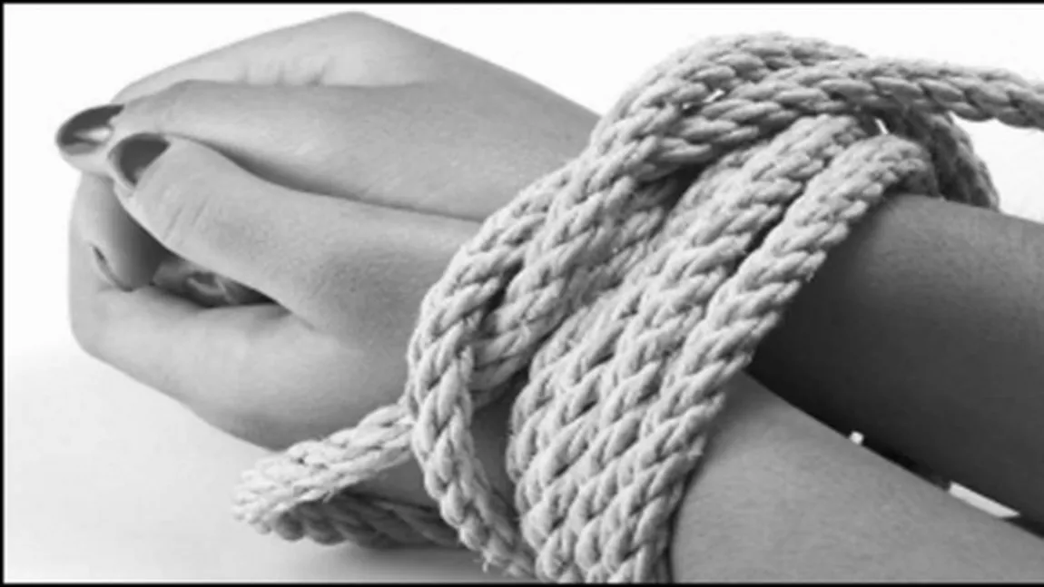 Şi-a văzut moartea cu ochii. O tânără a fost RĂPITĂ şi TORTURATĂ de fostul iubit