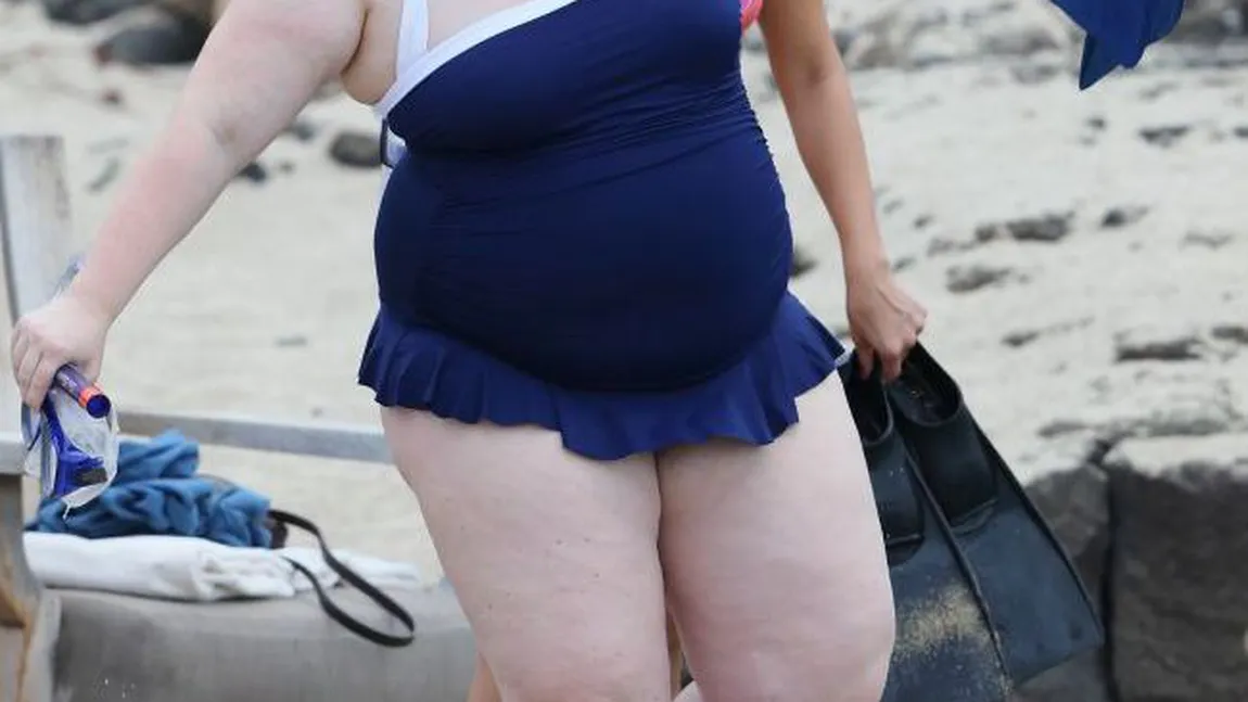 Are MULTE kilograme în plus, dar poartă cu mândrie un costum de baie la plajă FOTO