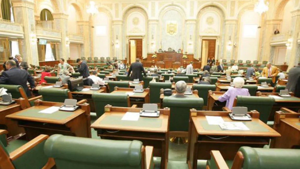 Parlamentarii nu intră în vacanţă: aşteaptă să primească bugetul de la Băsescu