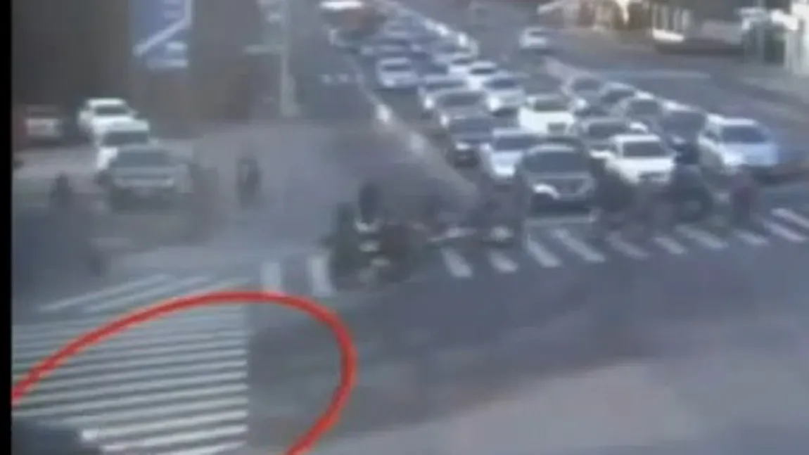 Accident ULUITOR. O femeie a scăpat MIRACULOS cu viaţă după ce o maşină a trecut peste ea - VIDEO