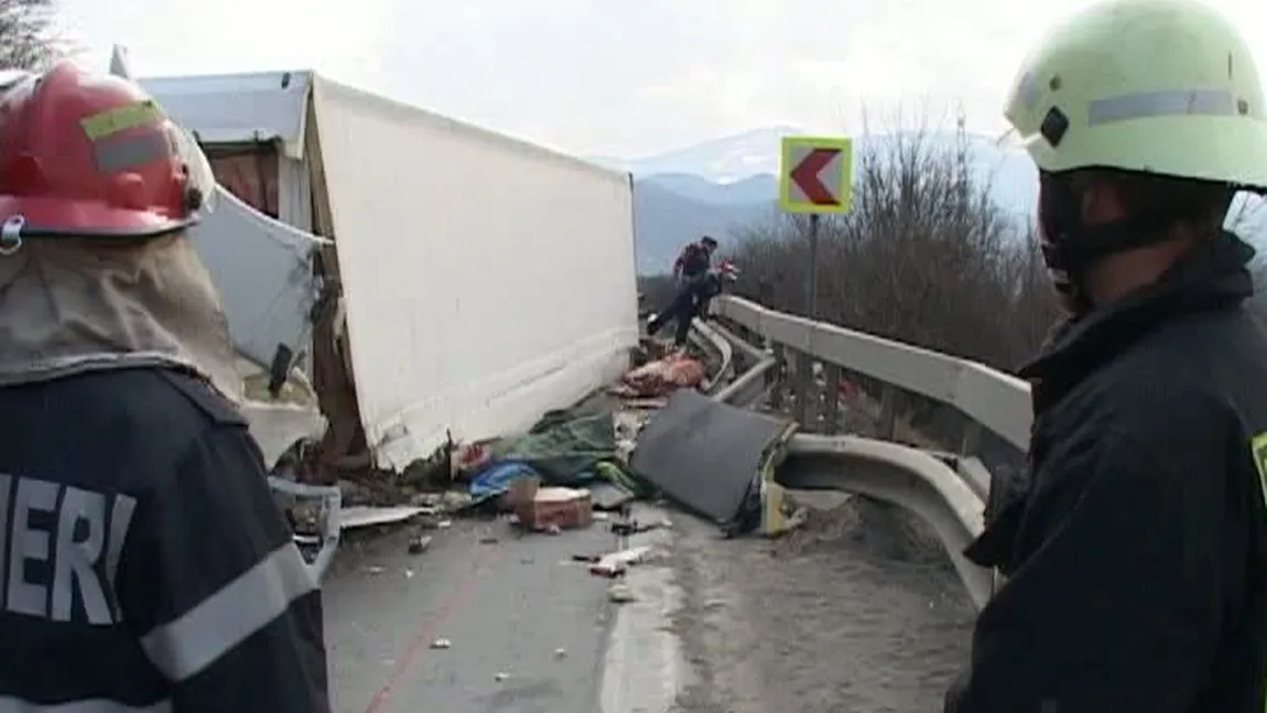 Un TIR încărcat cu oi s-a răsturnat pe Valea Oltului