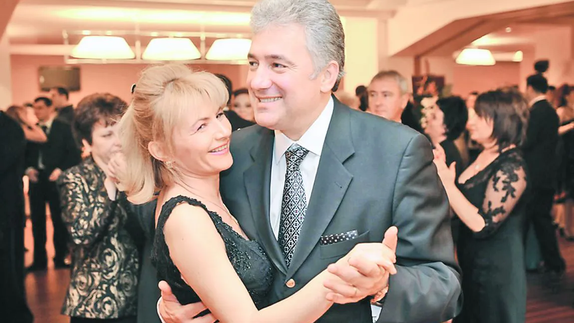 Adriean Videanu şi-a scos soţia la mall. Mioriţa şi-a etalat bijuteriile de mii de euro FOTO