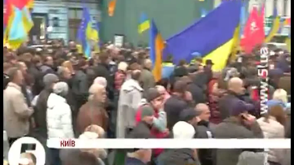 PROTESTE VIOLENTE în Kiev faţă de decizia Guvernului de a renunţa la acordul de asociere cu UE