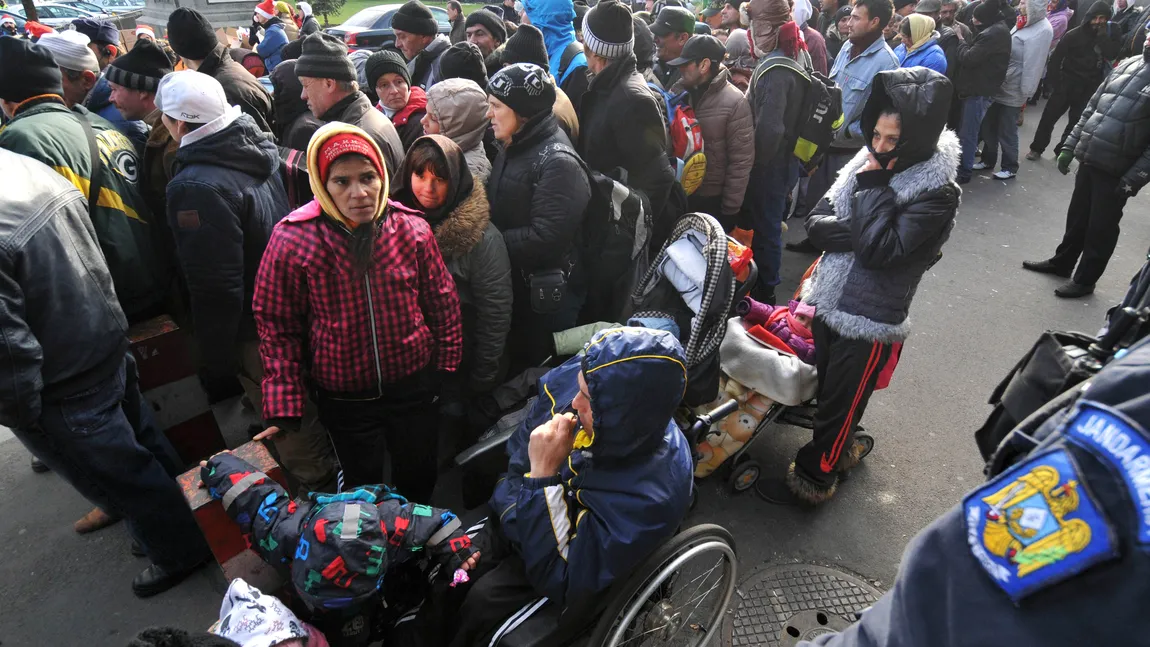 Moş Crăciun a venit la Gara de Nord cu mâncare şi haine pentru oamenii străzii FOTO