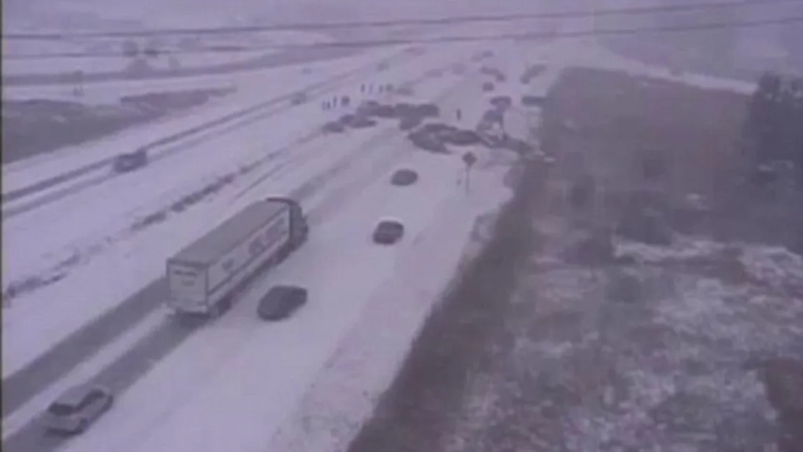 Accident grav în SUA, din cauza vremii: 40 de maşini implicate, 12 oameni răniţi VIDEO