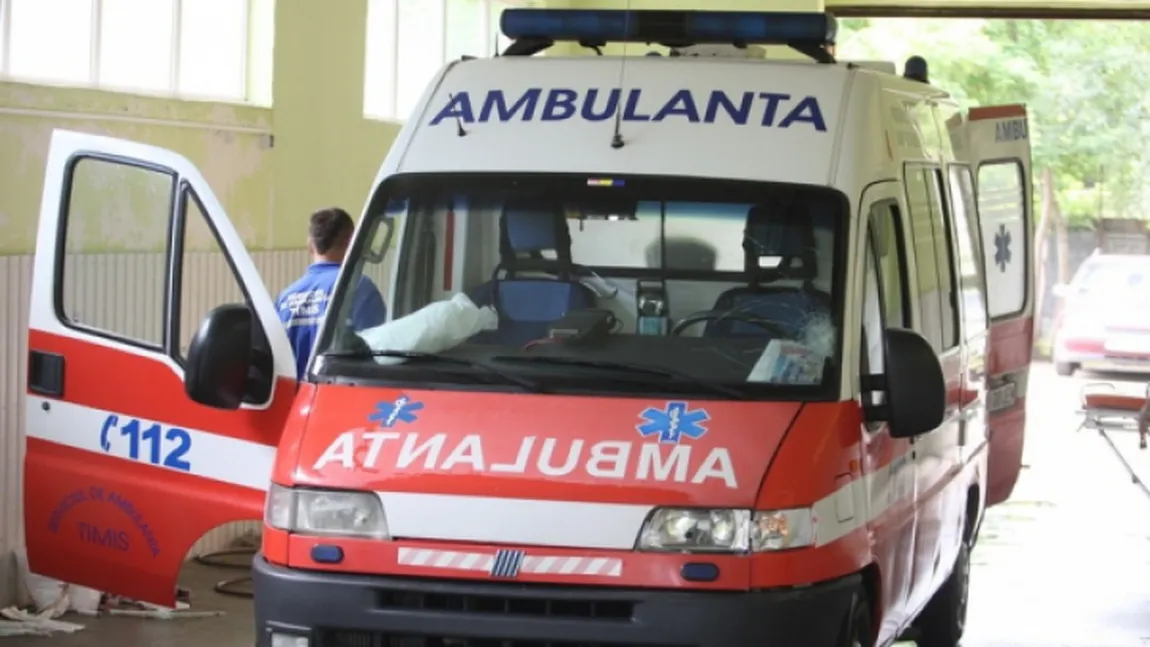 Trei elevi au ajuns în COMĂ ALCOOLICĂ la spital după ce au băut ŢUICĂ în toaleta şcolii