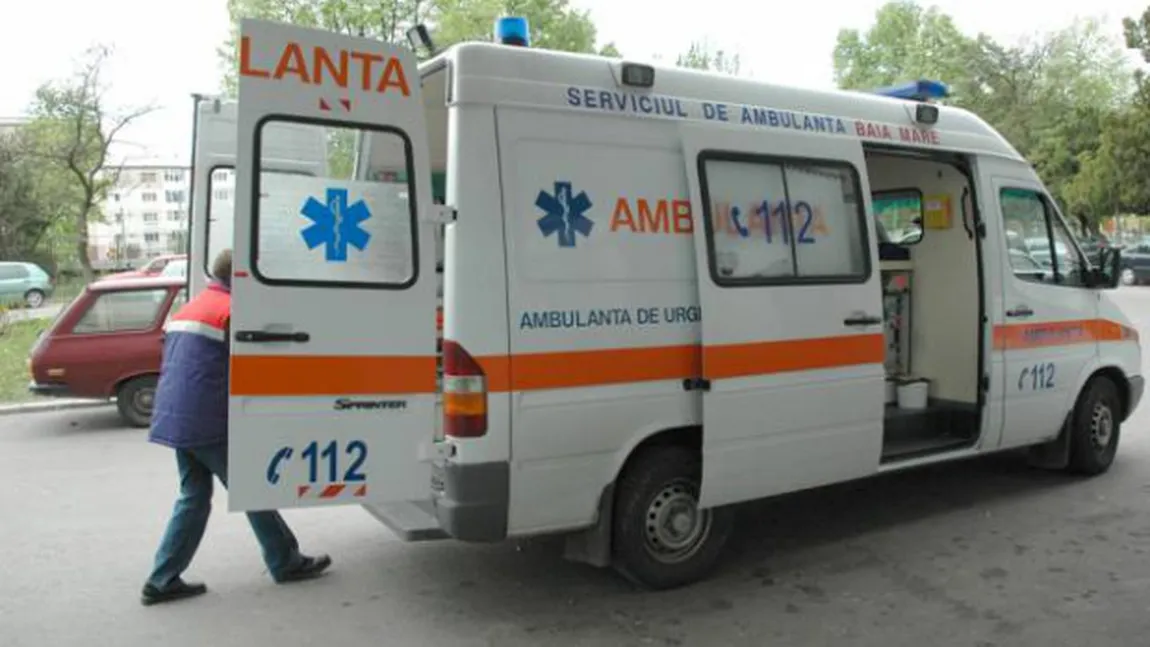 Patru persoane intoxicate cu fum după ce cablurile electrice de la un bloc s-au aprins