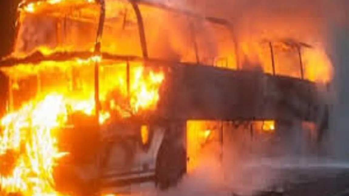 Clipe de groază pe autostradă. Un autocar cu români a fost cuprins de flăcări VIDEO