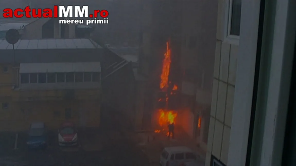 Incendiu violent la Baia Mare. Un bărbat care s-a luptat singur cu flăcările a ajuns la spital VIDEO