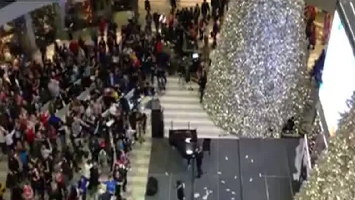 PLOAIE de BANI într-un mall din SUA: Vezi gestul SUPRINZĂTOR făcut de un american VIDEO