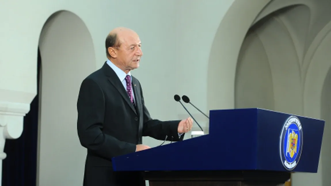 Traian Băsescu a semnat Legea Referendumului, cu doar câteva minute înainte de 12 noaptea