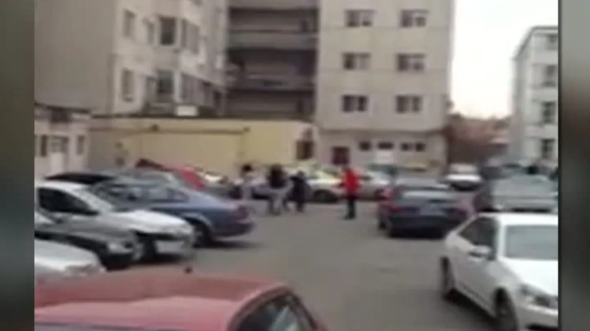 Bătaie între fete, în mijlocul străzii: Adolescentele s-au lovit cu pumnii şi picioarele, în Râmnicu Vâlcea
