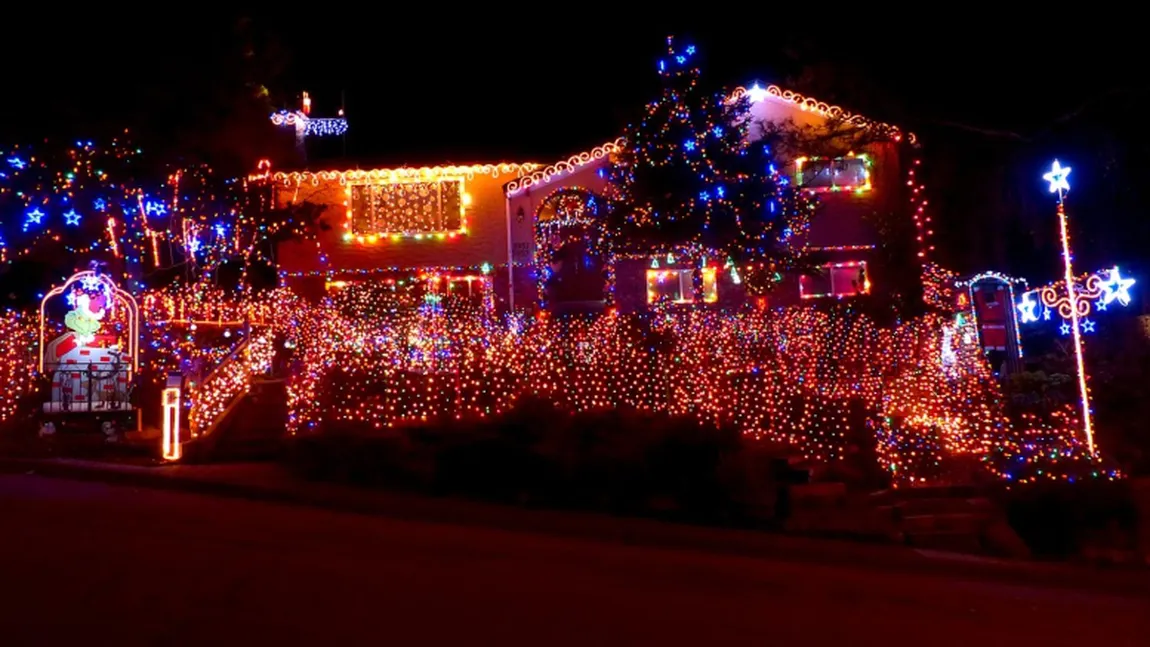 Topul celor mai frumoase case decorate cu lumini de Crăciun în 2013 VIDEO
