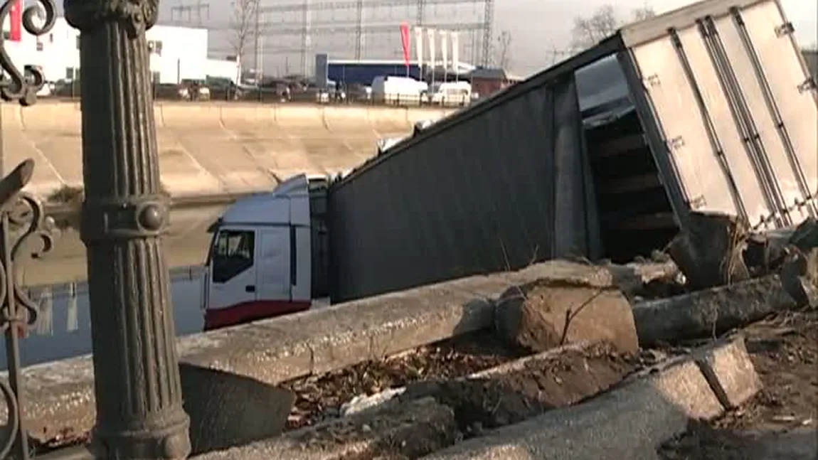 Accident în Capitală. Un TIR a ajuns în râul Dâmboviţa VIDEO
