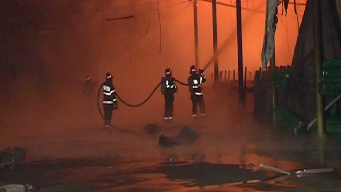 Incendiu violent la un depozit din Capitală VIDEO