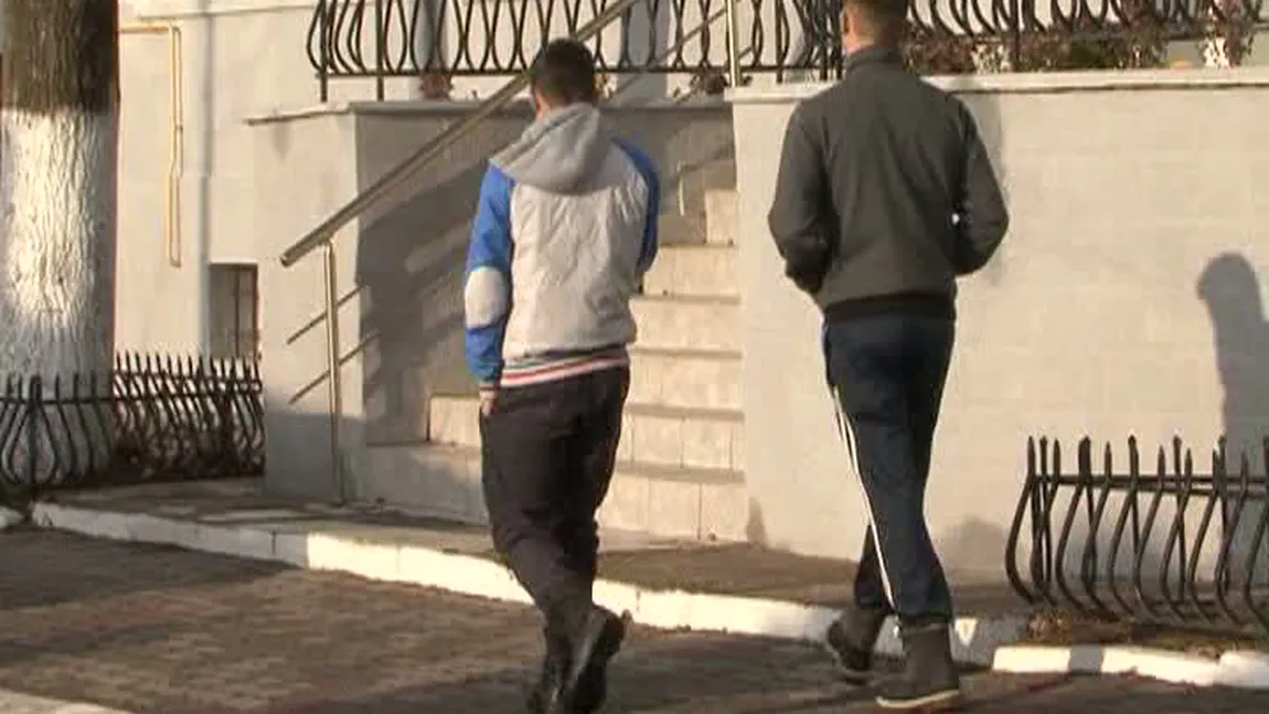 Elevi model: Au găsit un portofel plin cu bani pe stradă şi l-au predat poliţiei. Proprietarul i-a recompensat