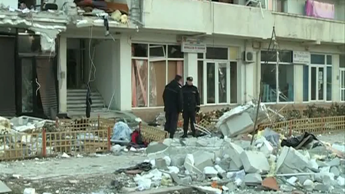 Specialiştii în explozii fac verificări la blocul din Călăraşi afectat de o deflagraţie puternică