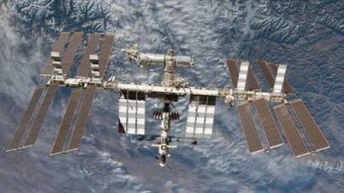 Fotografie memorabilă: Apus de Soare incendiar văzut de pe ISS