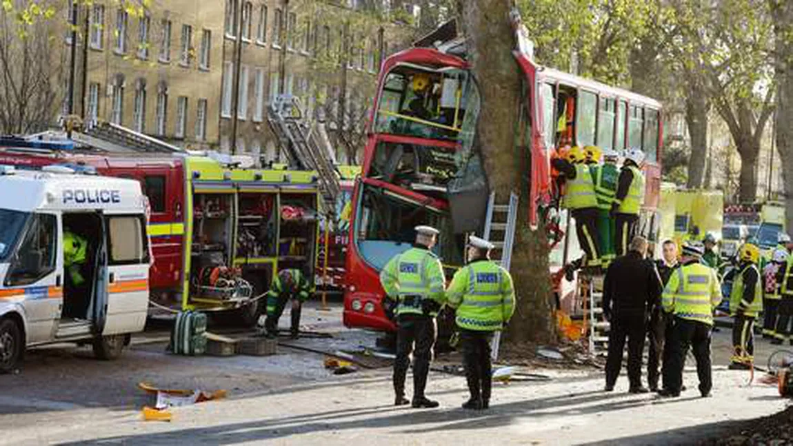 Accident la LONDRA: Un autobuz cu etaj s-a izbit de un copac. Cel puţin 19 persoane au fost rănite