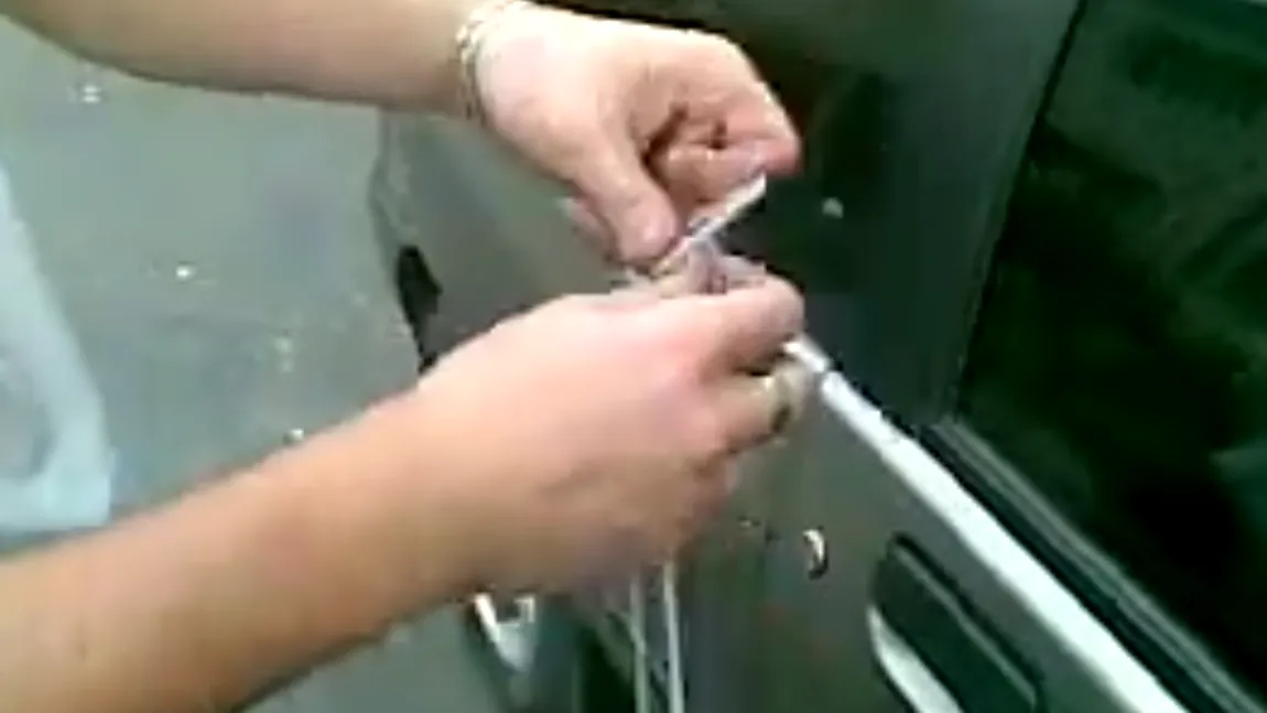 Atenţie la hoţi! Cum se deschide o maşină în cinci secunde cu ajutorul unui banal şiret VIDEO