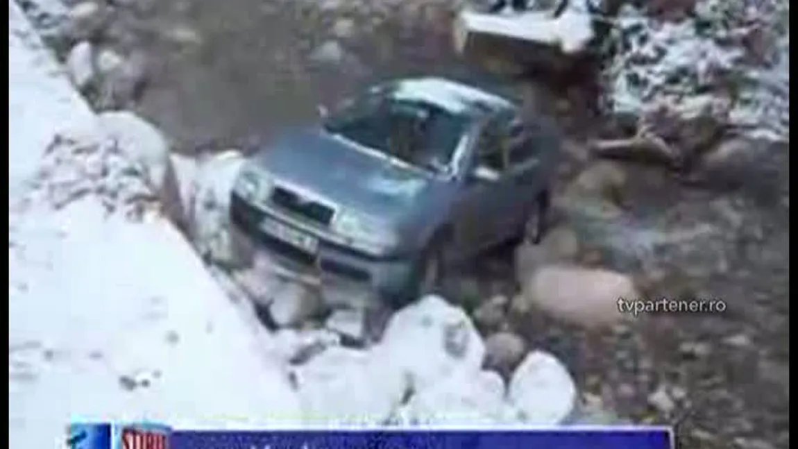 Accident în Dâmboviţa. Un şofer s-a răsturnat cu maşina în râu VIDEO