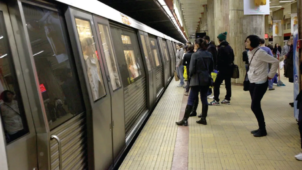 Tentativă de SINUCIDERE la metrou, în Capitală. O femeie a fost prinsă sub garnitura de tren VIDEO