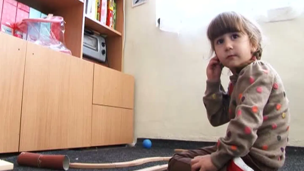 Nora aşteaptă o minune de Sărbători. Are nevoie de o operaţie în SUA pentru a putea merge VIDEO