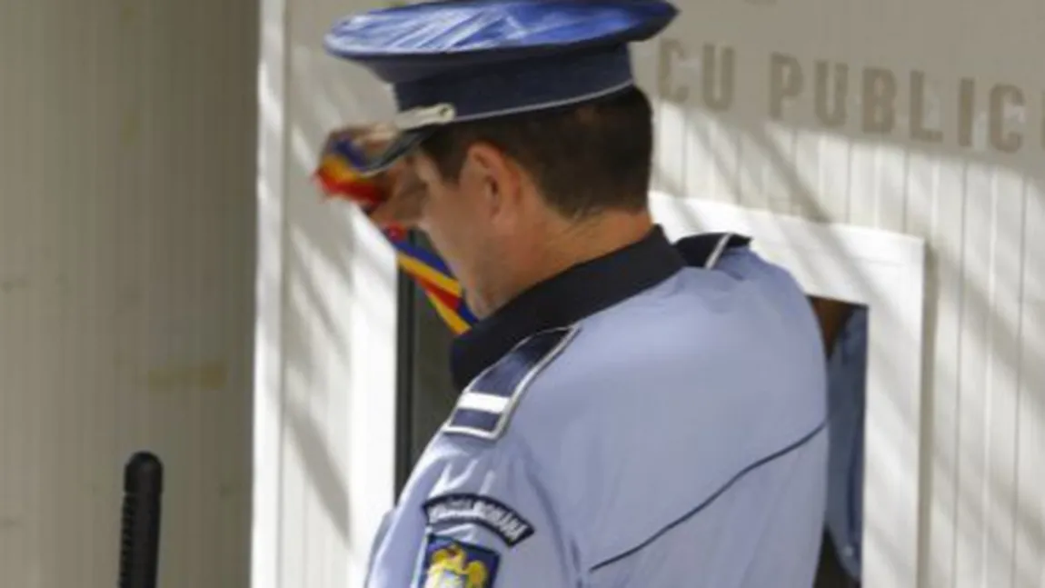 Poliţist cercetat administrativ, după ce a bătut cu bestialitate un bărbat care l-a filmat