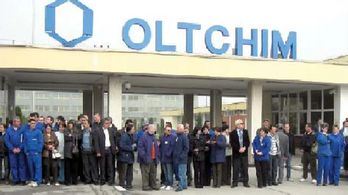 Protest la Oltchim. Salariaţii vor să intre în greva foamei
