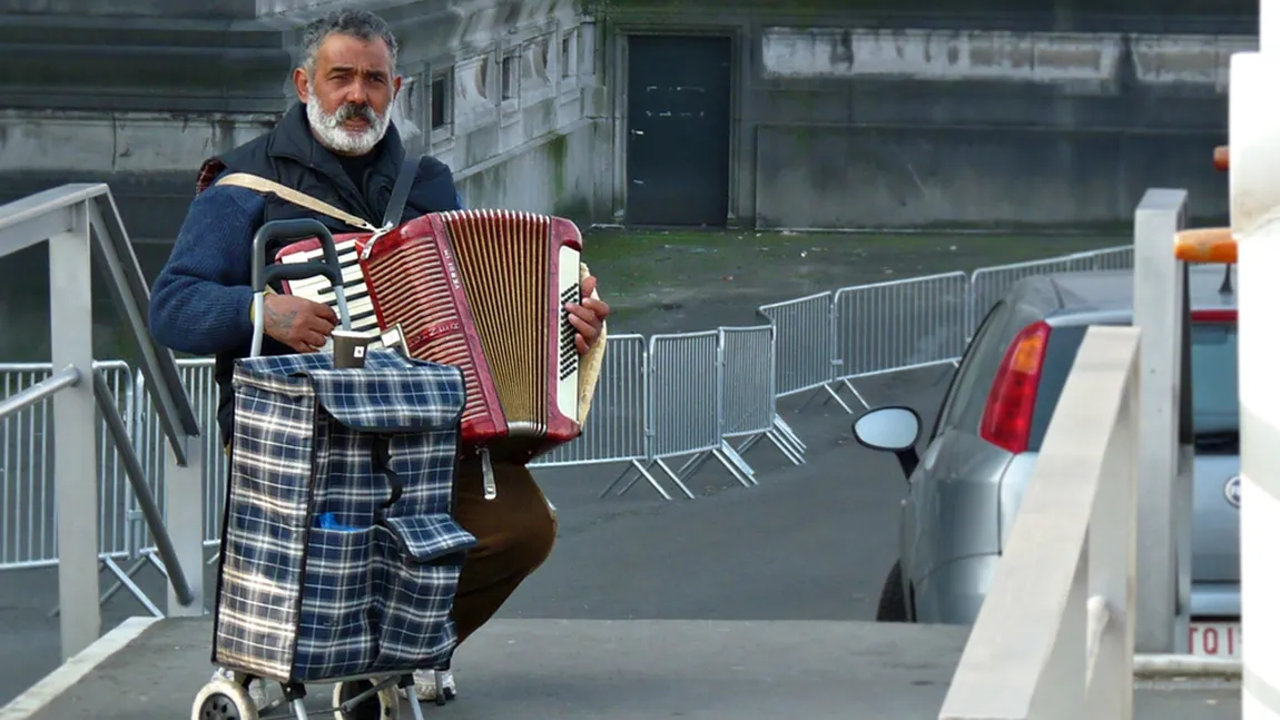 MORI DE RÂS. Cum reacţionează un turist scos din sărite de acordeonul unui rom VIDEO