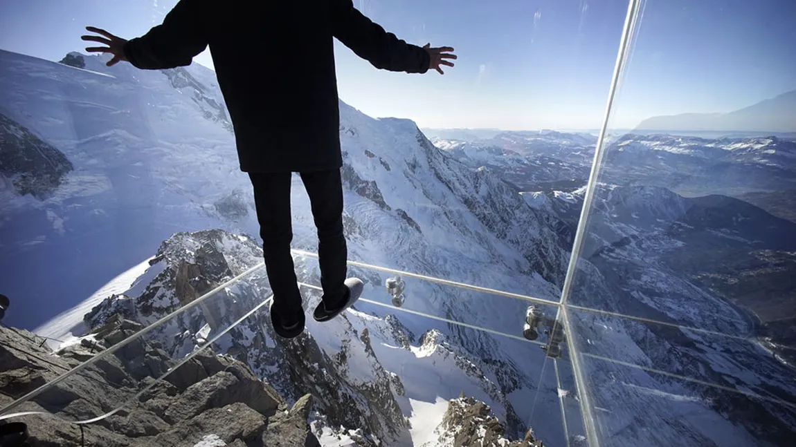 Aveţi curajul? Păşiţi în gol deasupra unei prăpăstii, în Munţii Alpi FOTO